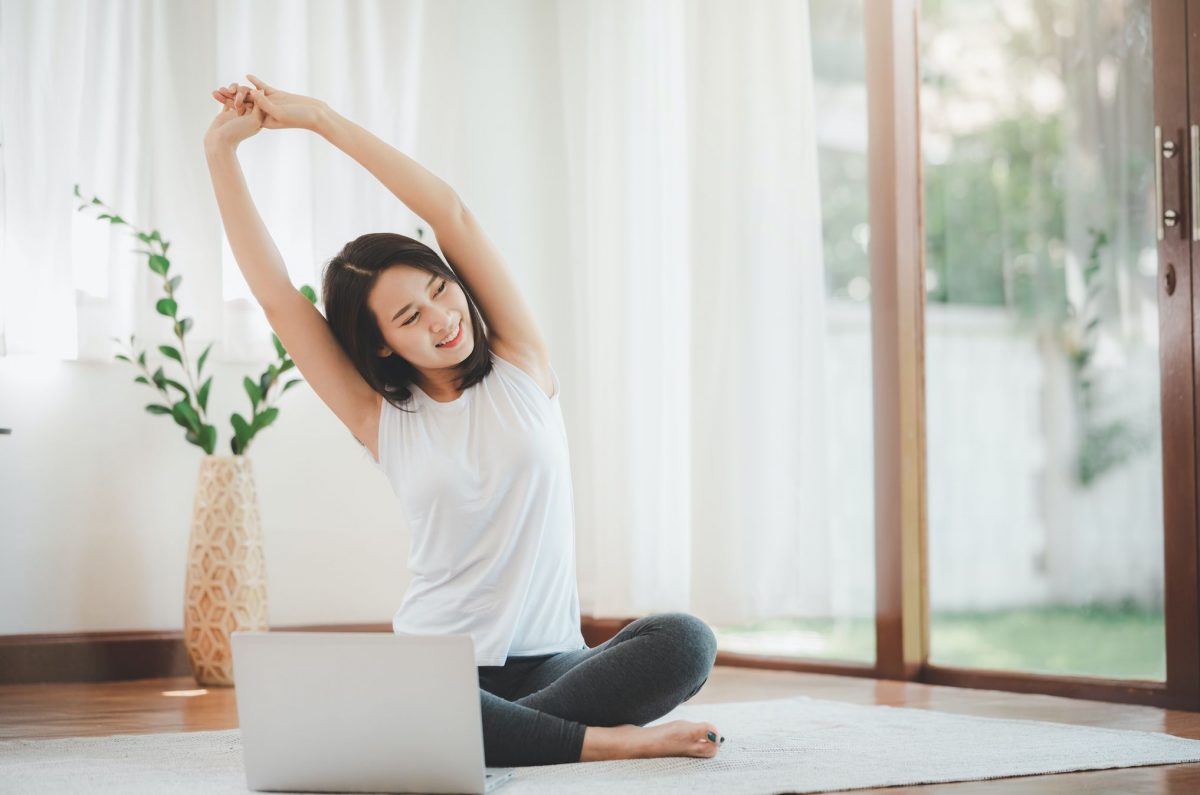 Seorang wanita sedang berlatih yoga